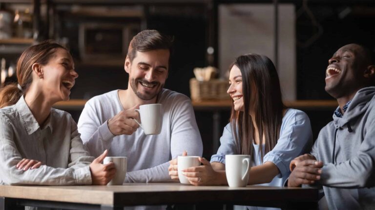 Descubra as melhores mensagens para um encontro de casais com amigos